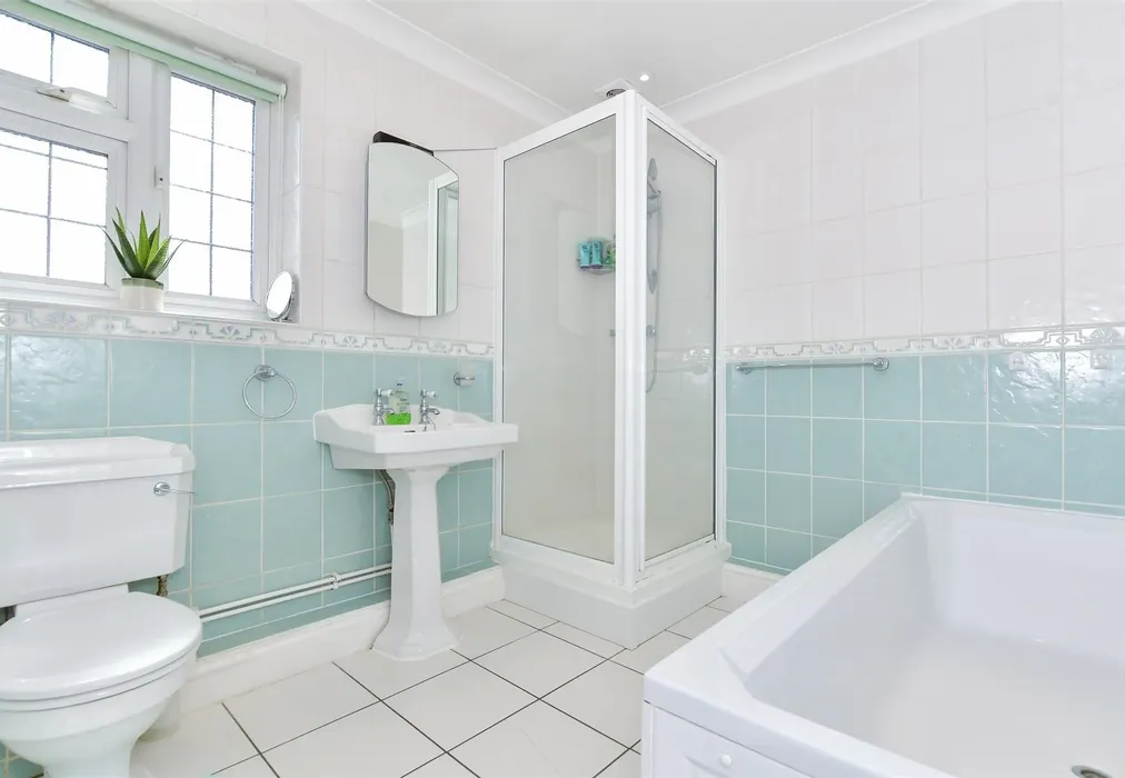 Family Bathroom - Ashford Road, Harrietsham, Maidstone, Kent - Wards of Kent