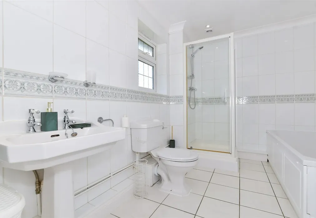 En-Suite Bathroom - Ashford Road, Harrietsham, Maidstone, Kent - Wards of Kent