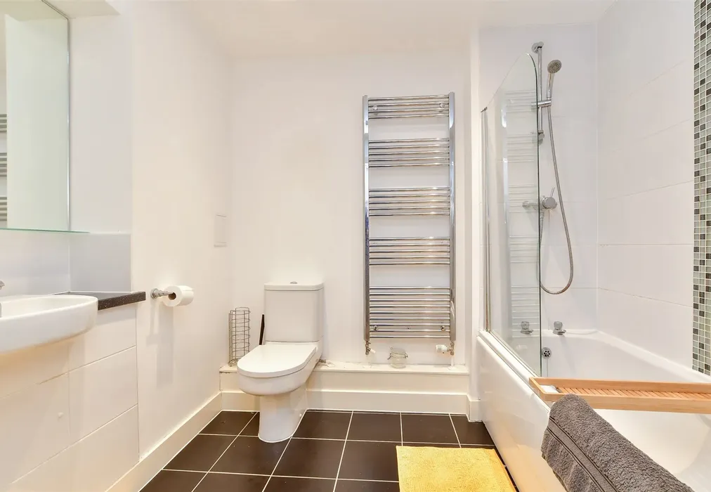 Bathroom - Pankhurst Avenue, Brighton, East Sussex - Wards of Kent