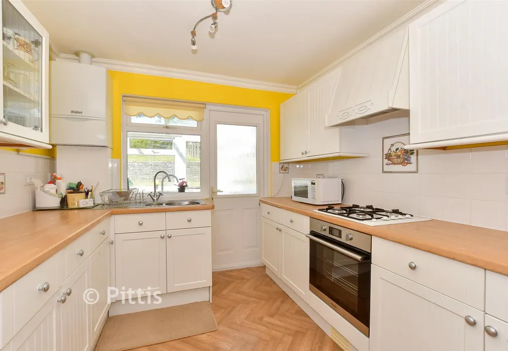 Kitchen - Chatsworth Avenue, Shanklin, Isle of Wight - Wards of Kent