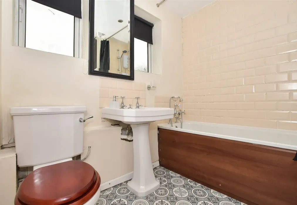 Bathroom - Hopes Grove, High Halden, Kent - Wards of Kent