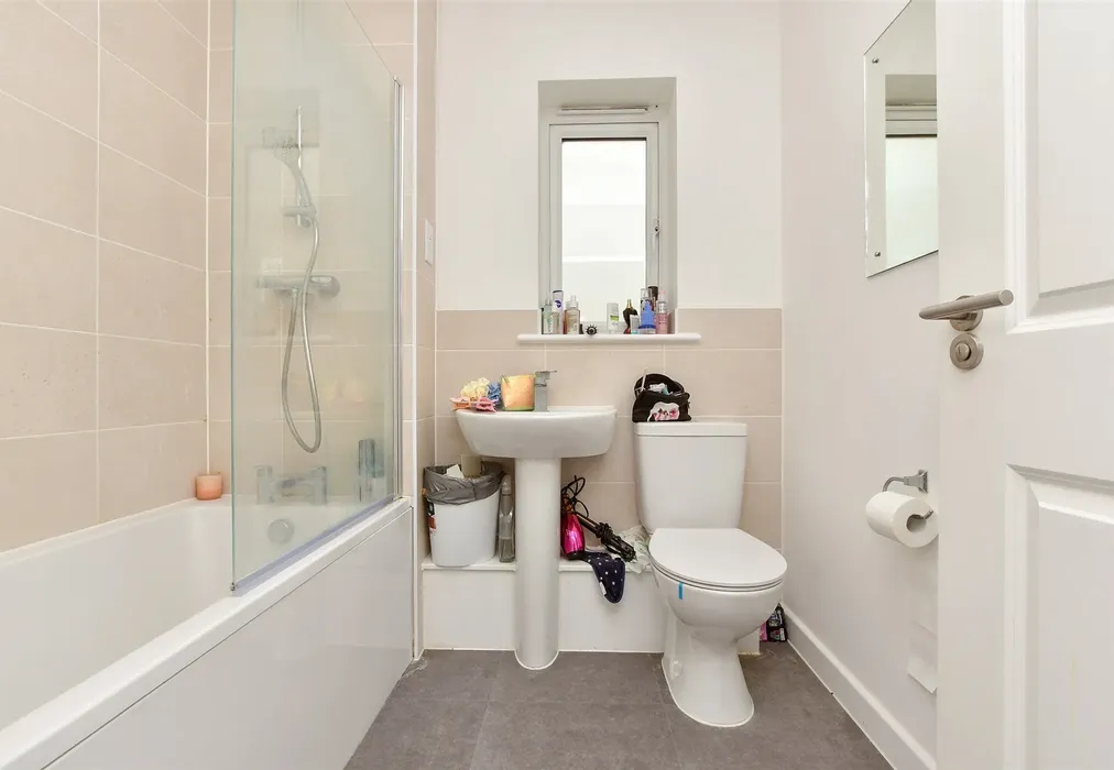 Bathroom - Saxon Way, Cliffsend, Ramsgate, Kent - Wards of Kent