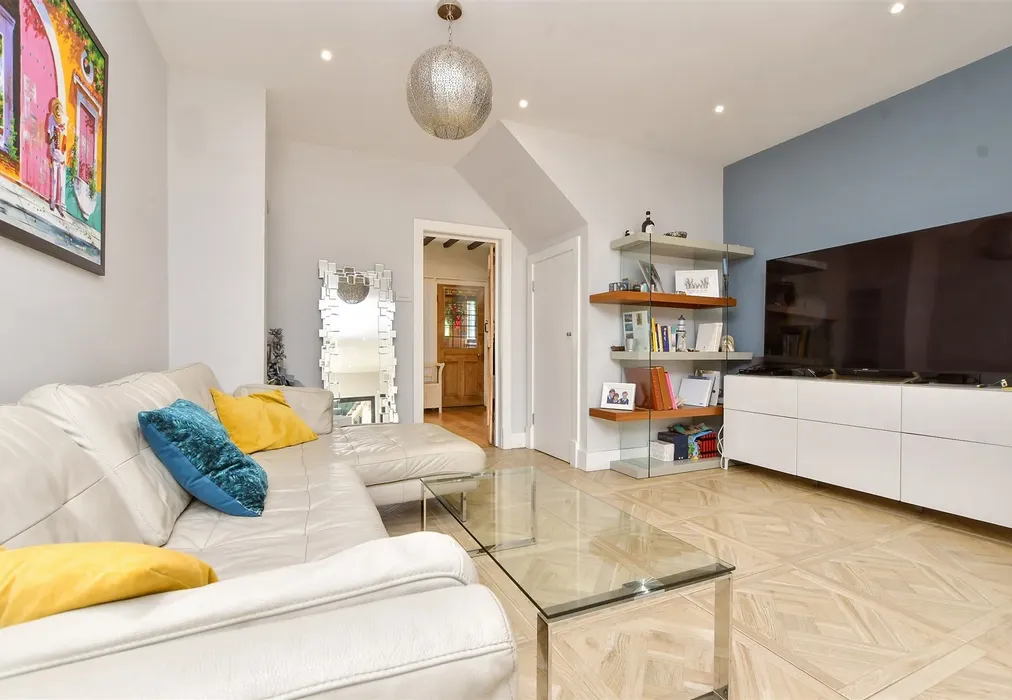 Internal Lifestyle Photograph - Grovelands Road, Purley, Surrey - Wards of Kent