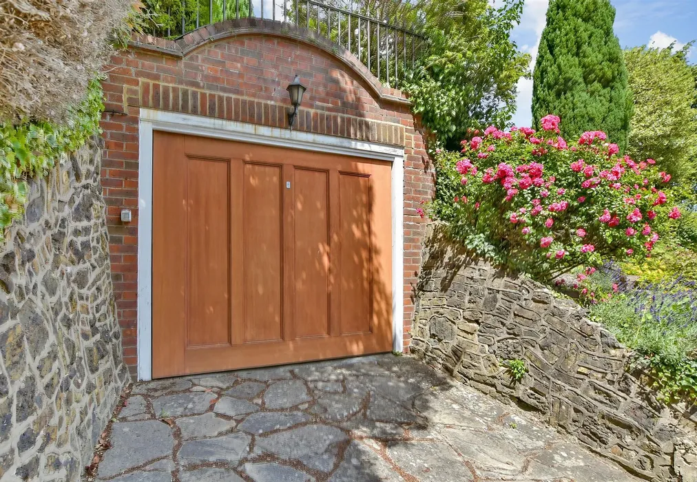External Lifestyle Photograph - Grovelands Road, Purley, Surrey - Wards of Kent