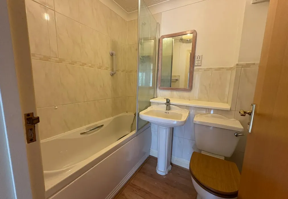 Bathroom - Culverden Park Road, Tunbridge Wells, Kent - Wards of Kent