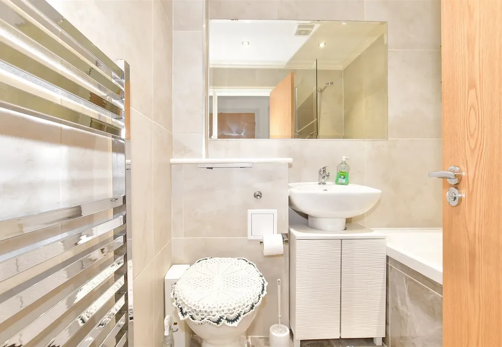 Bathroom - High Street, Lower Stoke, Rochester, Kent - Wards of Kent