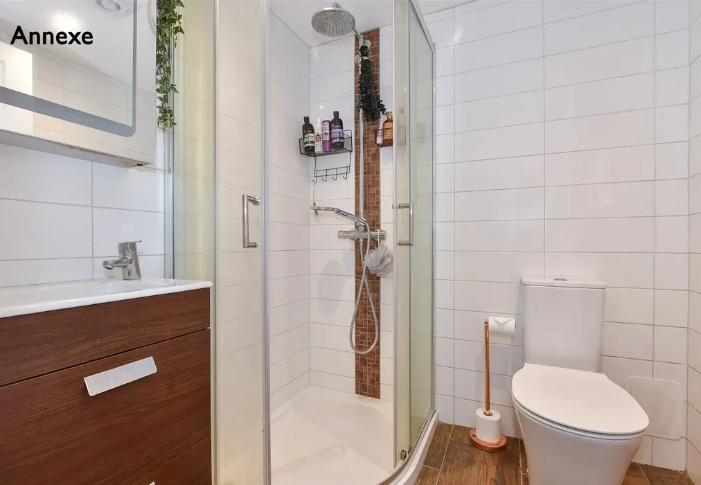 Annexe Shower Room - Exted, Canterbury, Kent - Wards of Kent