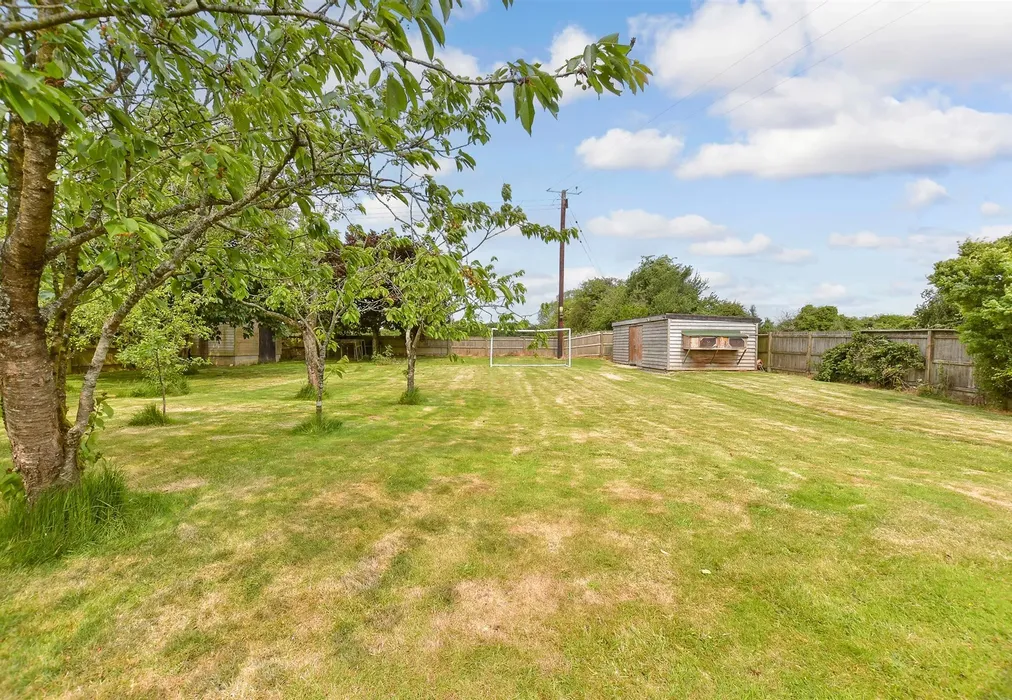 Rear Garden - Exted, Canterbury, Kent - Wards of Kent