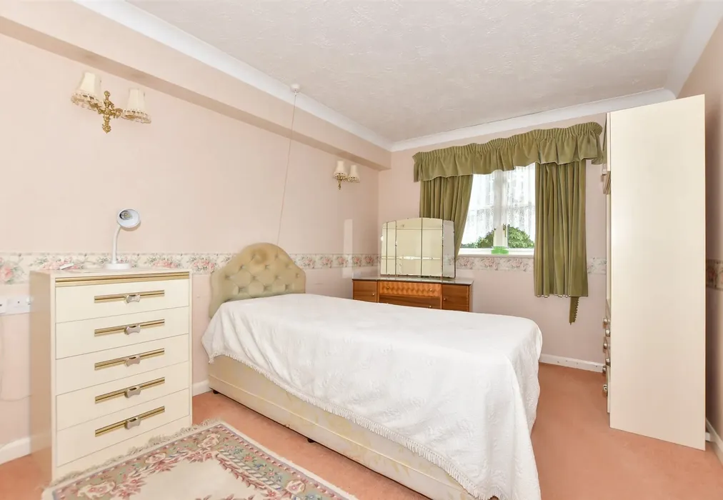 Bedroom 1 - The Bayle, Folkestone, Kent - Wards of Kent