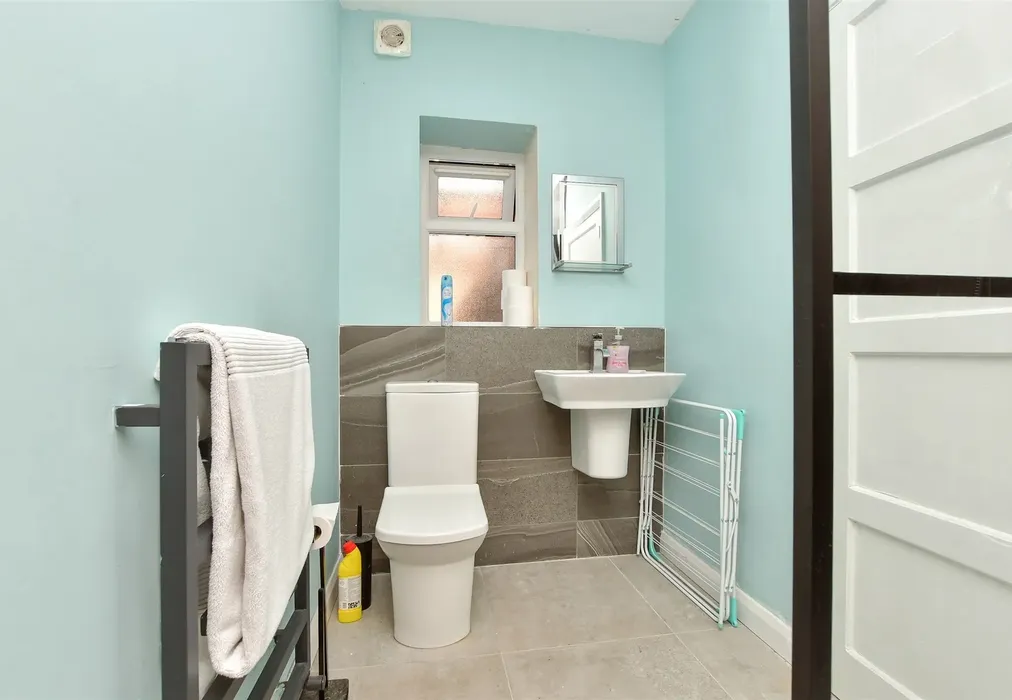 En-Suite - Pegwell Avenue, Ramsgate, Kent - Wards of Kent