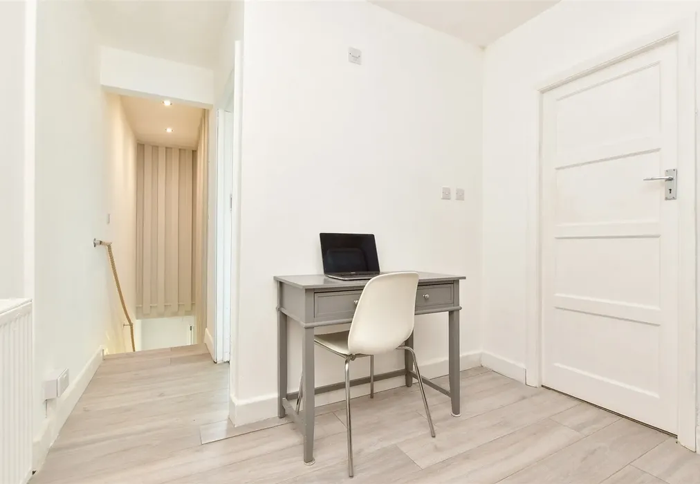 Landing - Pegwell Avenue, Ramsgate, Kent - Wards of Kent
