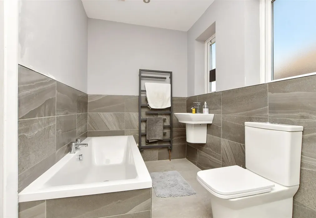 Bathroom - Pegwell Avenue, Ramsgate, Kent - Wards of Kent