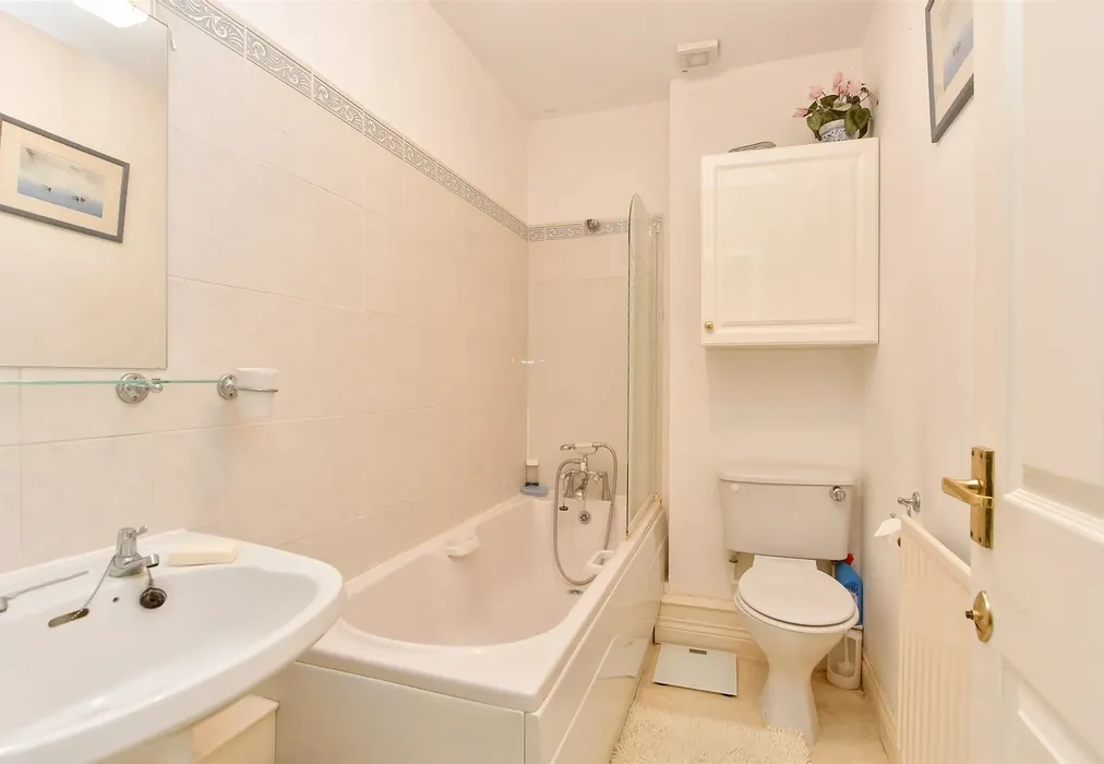Bathroom - Abbey Street, Faversham, Kent - Wards of Kent