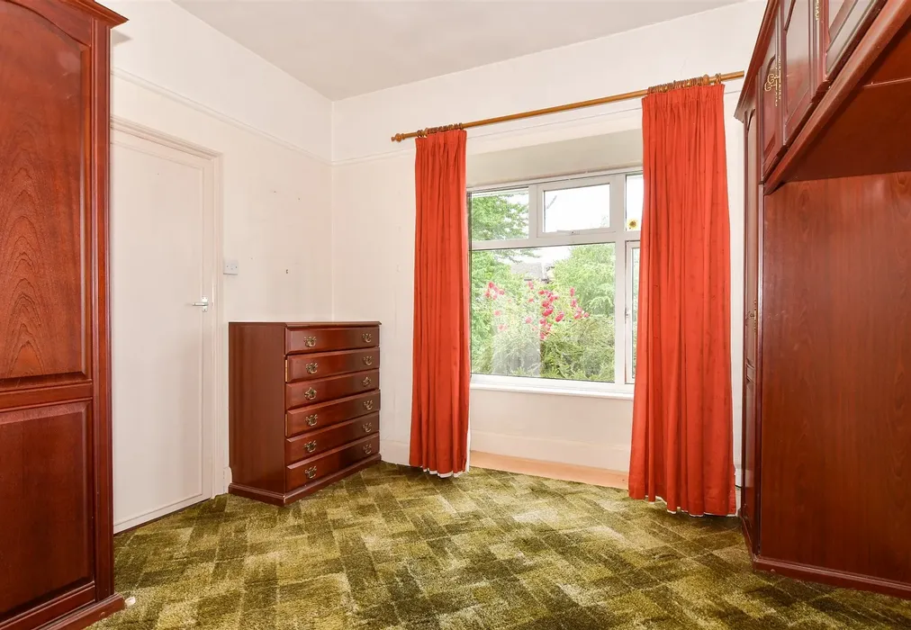 Bedroom 1 - The Esplanade, Rochester, Kent - Wards of Kent