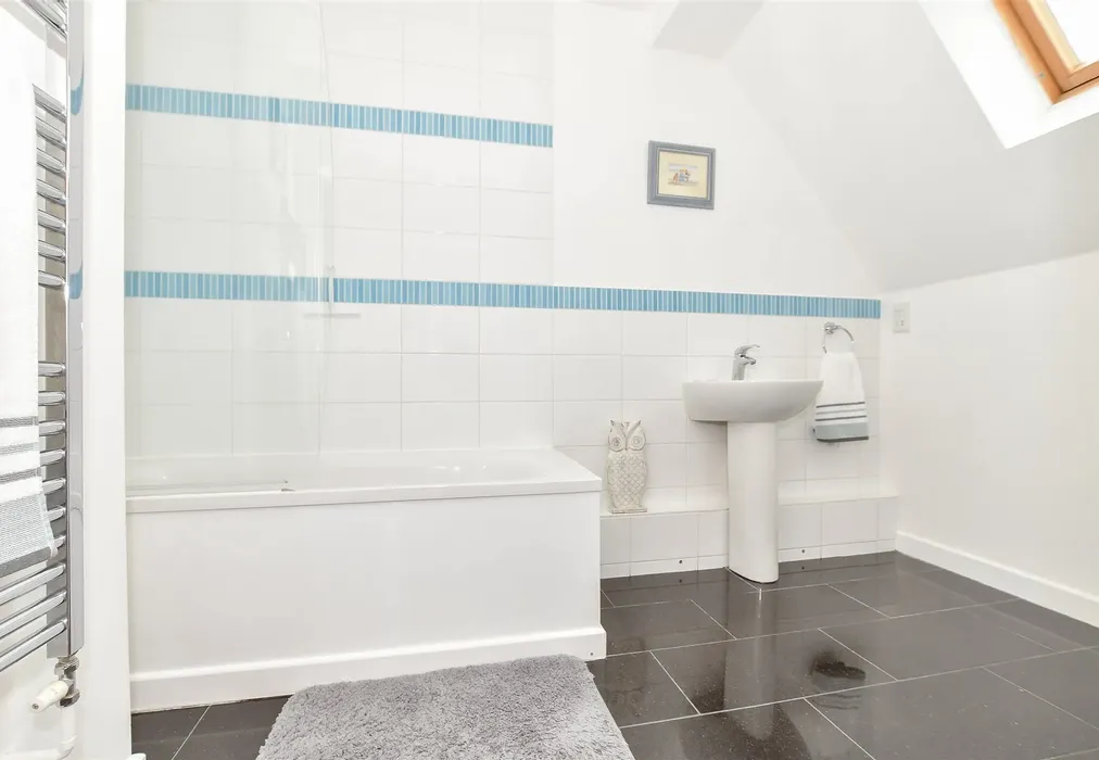 Bathroom - Parsons Place, Tonbridge, Kent - Wards of Kent
