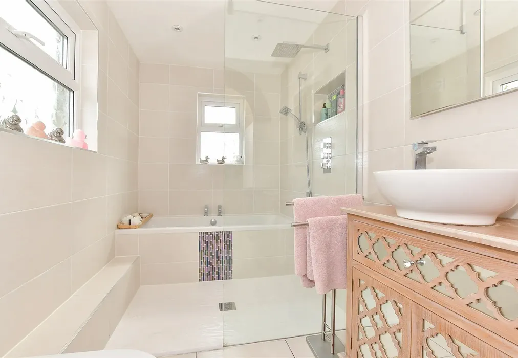 En-Suite Bathroom - Victoria Avenue, Shanklin, Isle of Wight - Wards of Kent