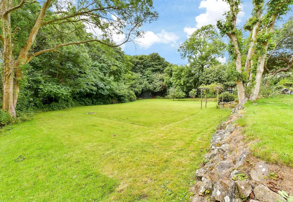 Communal Gardens - Victoria Avenue, Shanklin, Isle of Wight - Wards of Kent
