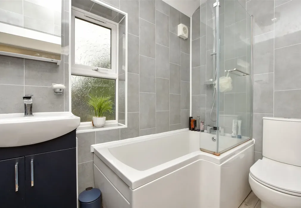 Bathroom - Selborne Road, Margate, Kent - Wards of Kent
