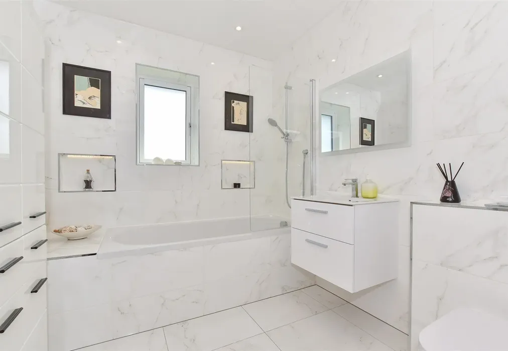 Bathroom - The Street, Bossingham, Canterbury, Kent - Wards of Kent