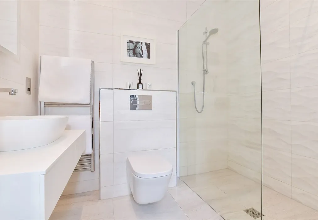 En-Suite Shower Room - The Street, Bossingham, Canterbury, Kent - Wards of Kent