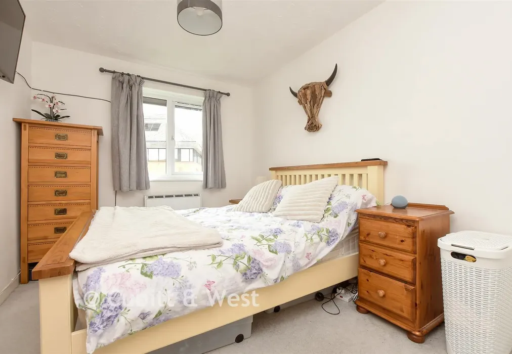 Bedroom - St. George's Close, Horley, Surrey - Wards of Kent