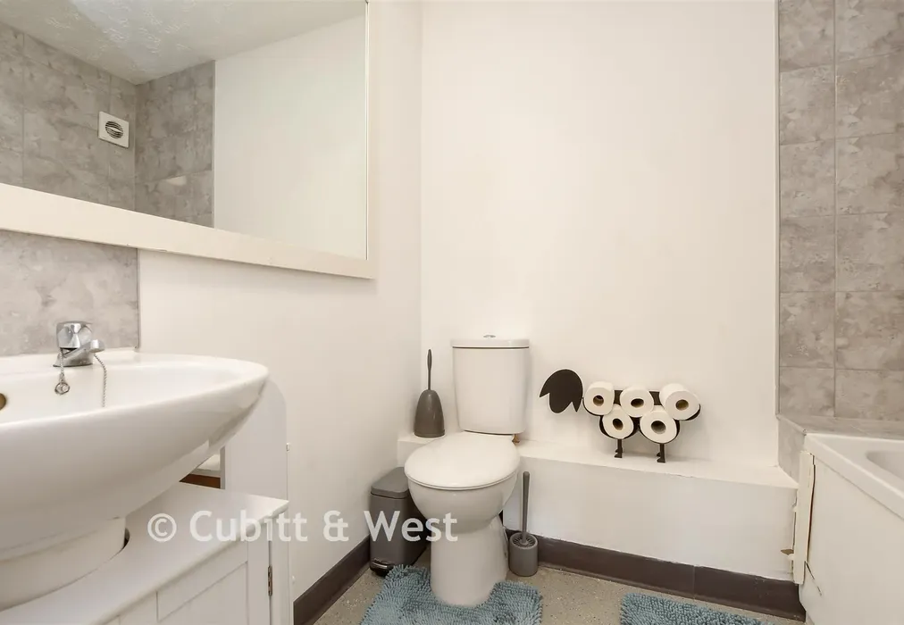 Bathroom - St. George's Close, Horley, Surrey - Wards of Kent