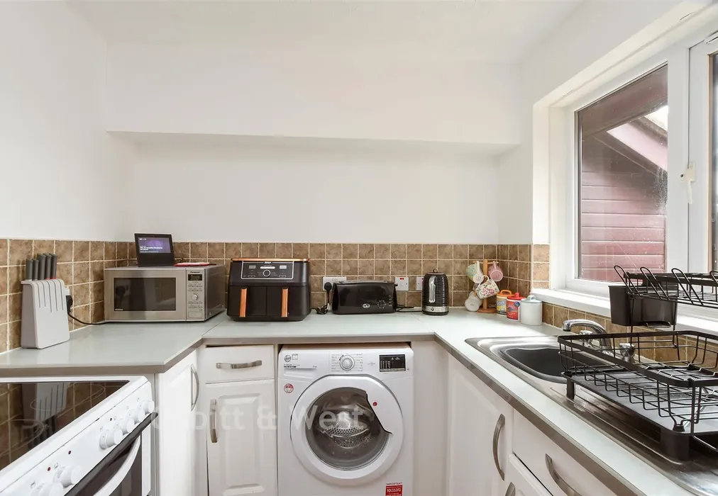 Kitchen - St. George's Close, Horley, Surrey - Wards of Kent