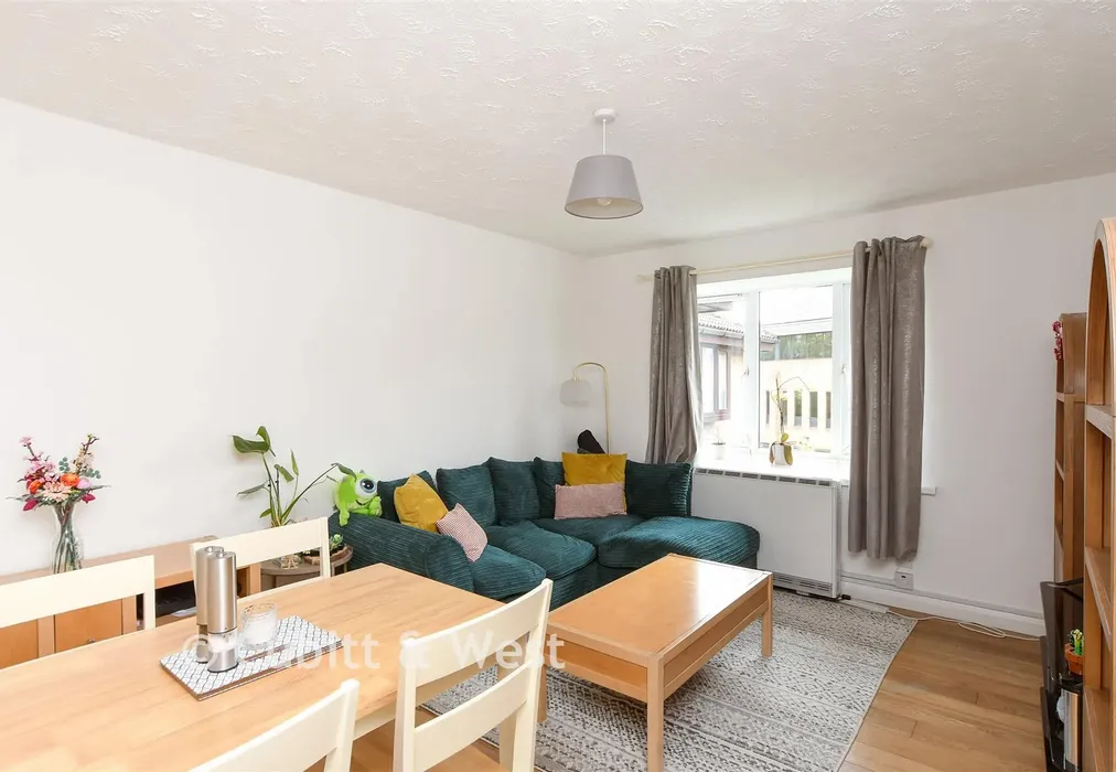 Lounge/Diner - St. George's Close, Horley, Surrey - Wards of Kent