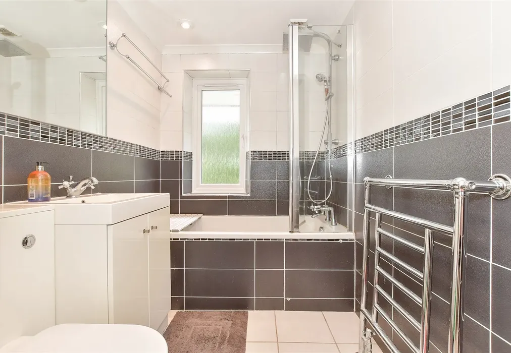 Bathroom - Ford Road, Arundel, West Sussex - Wards of Kent