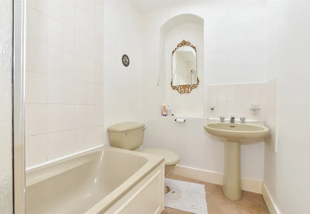 Bathroom - Franklin Place, Chichester, West Sussex - Wards of Kent