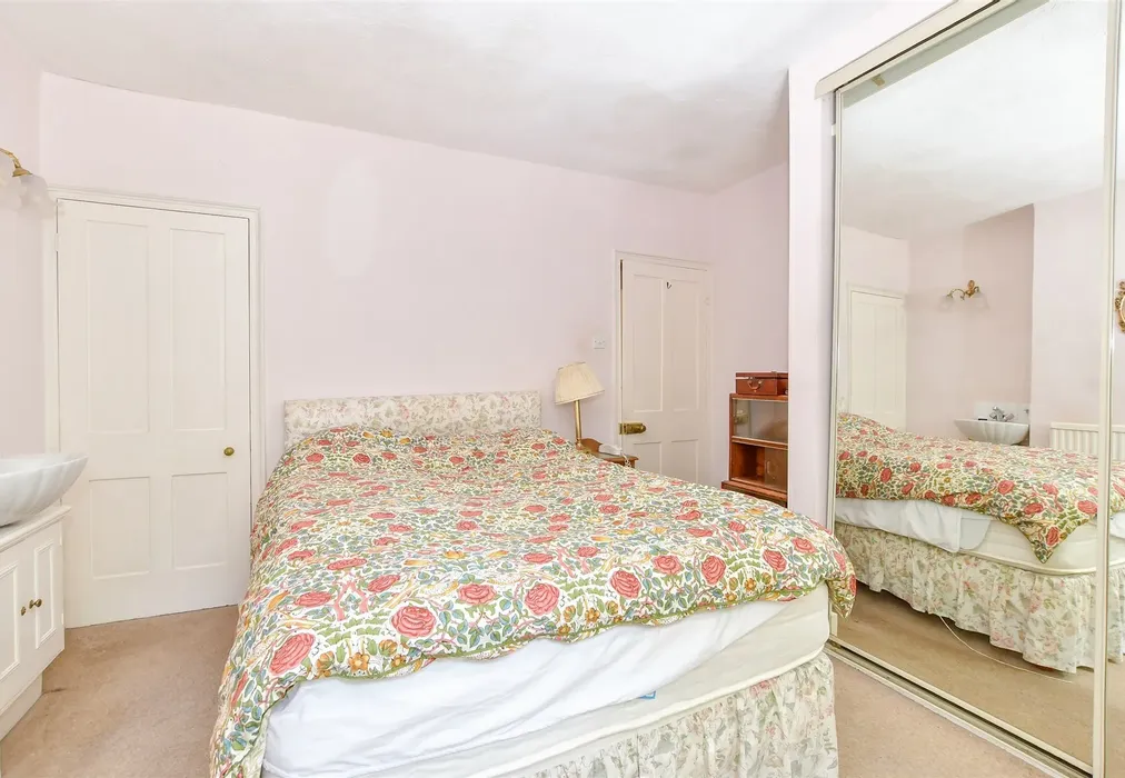 Bedroom 1 - Franklin Place, Chichester, West Sussex - Wards of Kent