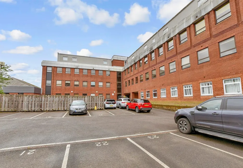 Driveway/Parking - White Lion Close, East Grinstead, West Sussex - Wards of Kent