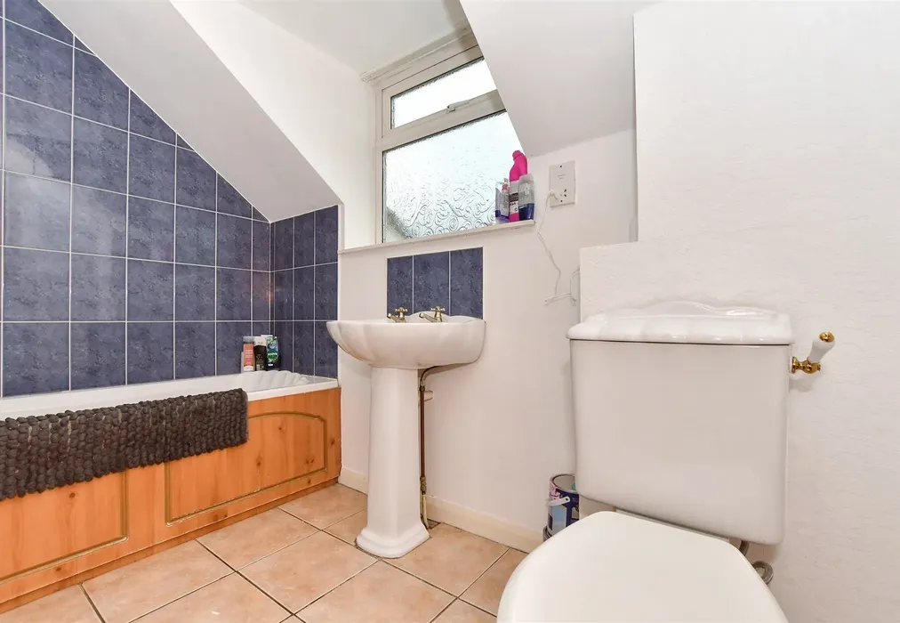 Bathroom - Homewood Road, Tenterden, Kent - Wards of Kent