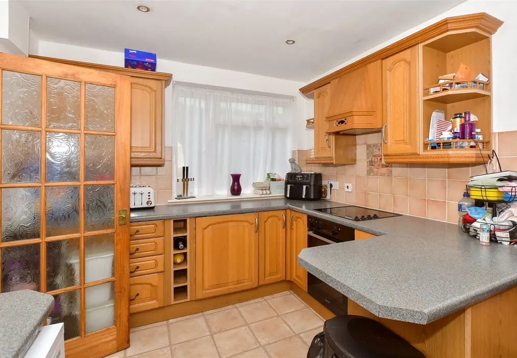 Kitchen - Homewood Road, Tenterden, Kent - Wards of Kent
