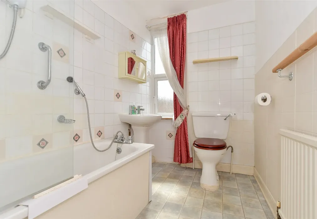 En-Suite Bathroom - College Road, Deal, Kent - Wards of Kent