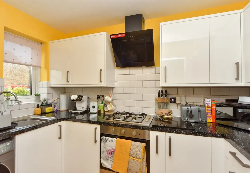 Kitchen - Merleburgh Drive, Kemsley, Sittingbourne, Kent - Wards of Kent