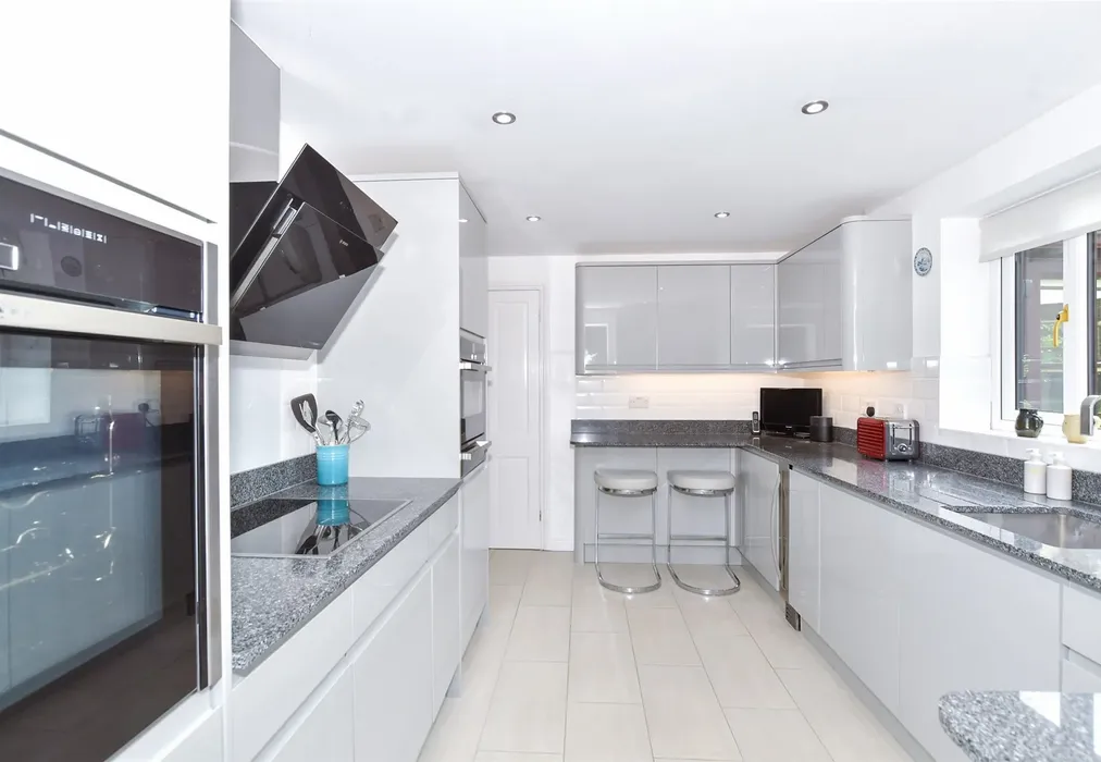Kitchen - Swadelands Close, Lenham, Maidstone, Kent - Wards of Kent