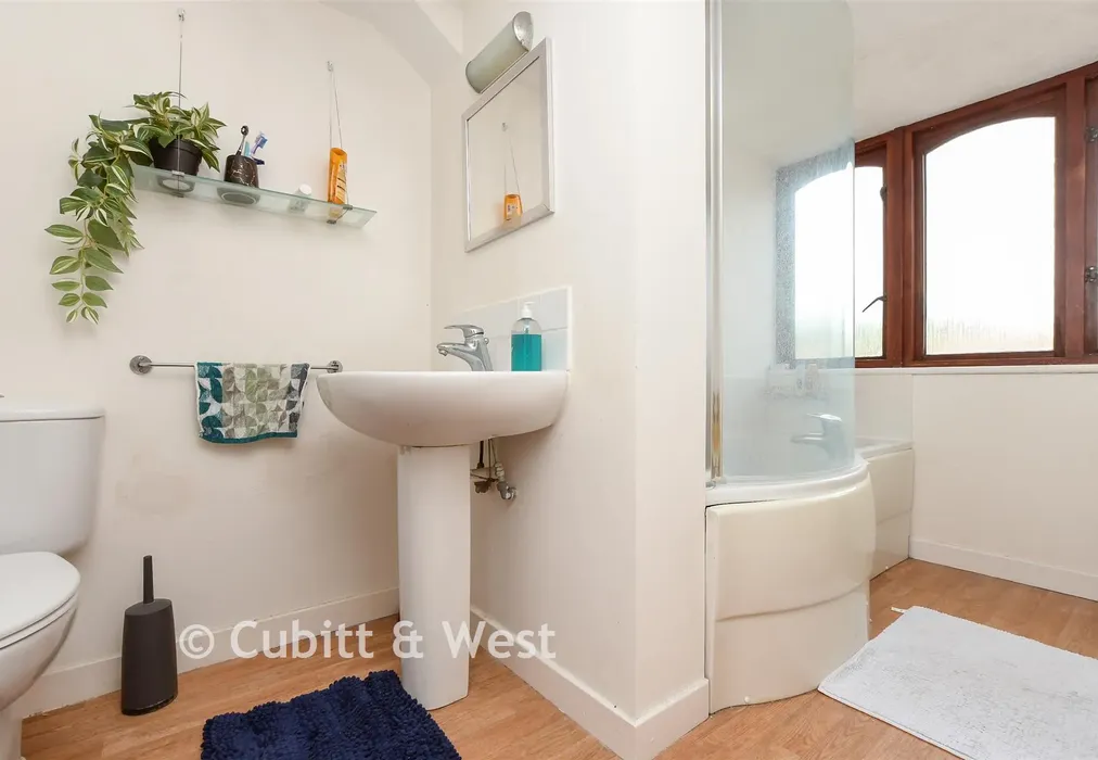 Bathroom - Holmesdale Road, Reigate, Surrey - Wards of Kent