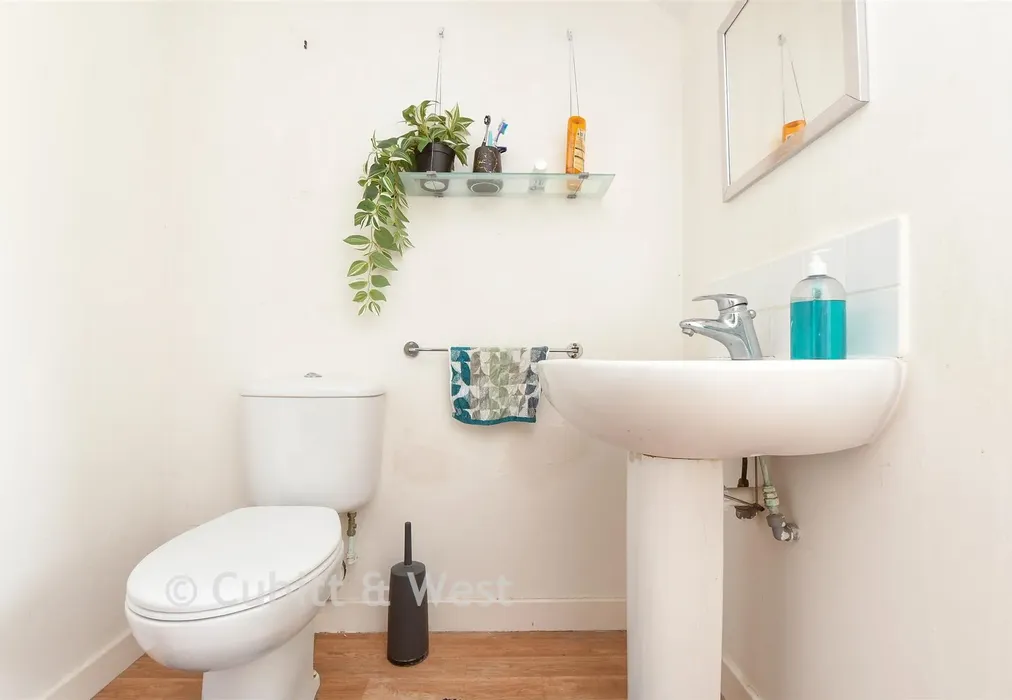 Bathroom - Holmesdale Road, Reigate, Surrey - Wards of Kent