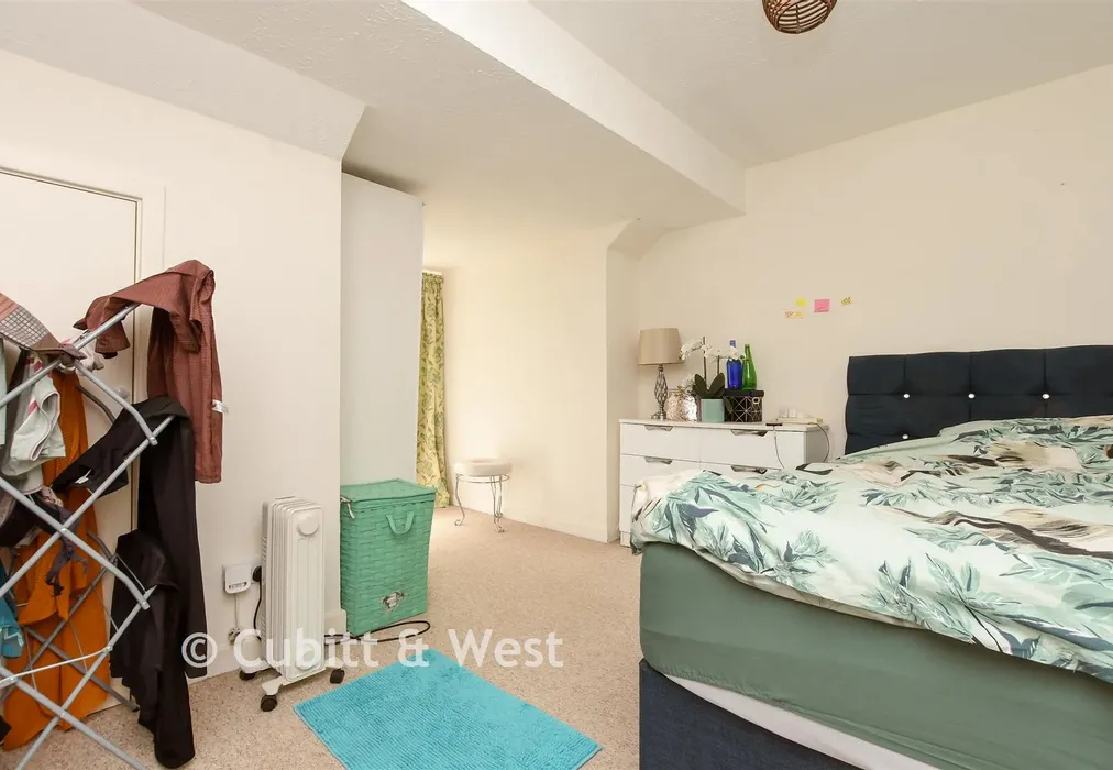 Bedroom - Holmesdale Road, Reigate, Surrey - Wards of Kent