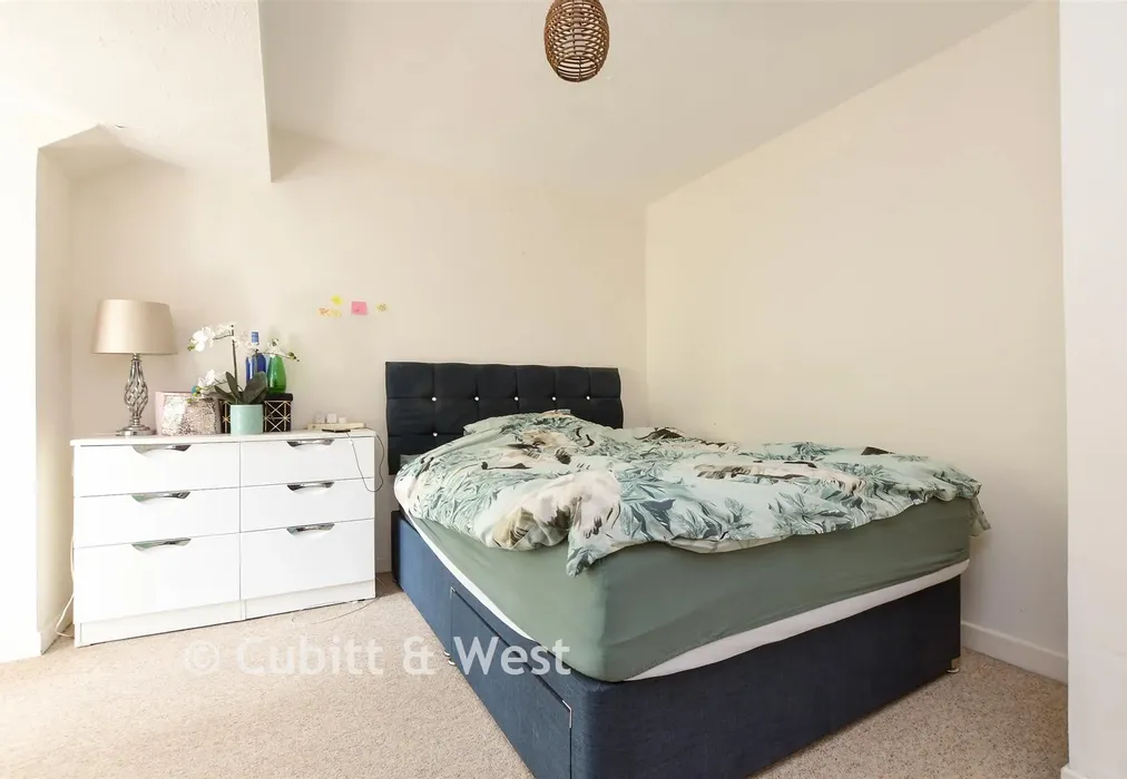 Bedroom - Holmesdale Road, Reigate, Surrey - Wards of Kent