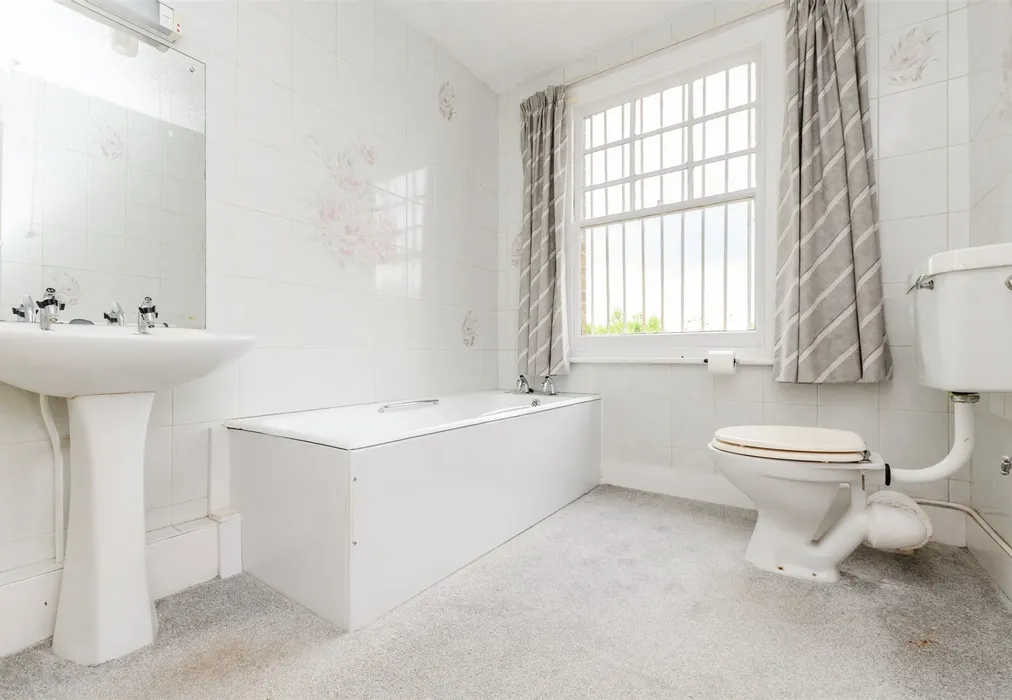 Bathroom - Walderslade Road, Chatham, Kent - Wards of Kent