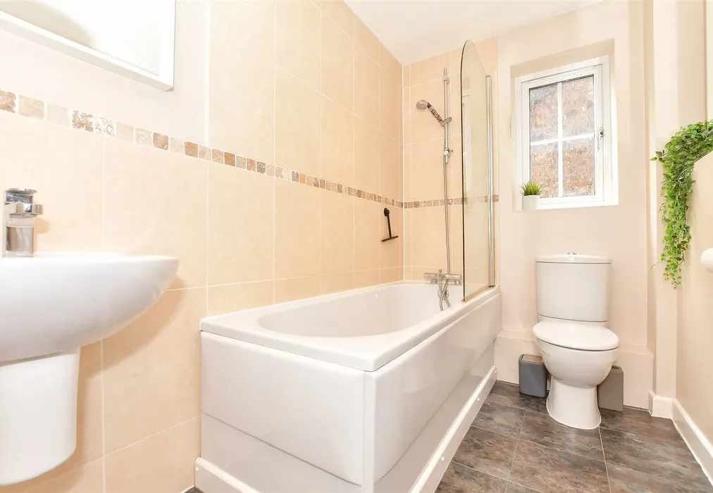 Bathroom - Shipbourne Road, Tonbridge, Kent - Wards of Kent