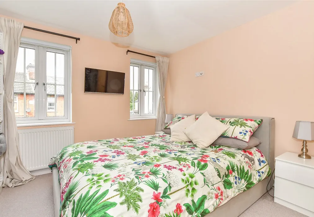 Bedroom 1 - Shipbourne Road, Tonbridge, Kent - Wards of Kent