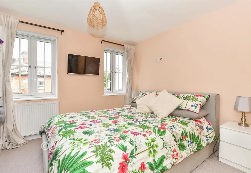 Bedroom 1 - Shipbourne Road, Tonbridge, Kent - Wards of Kent