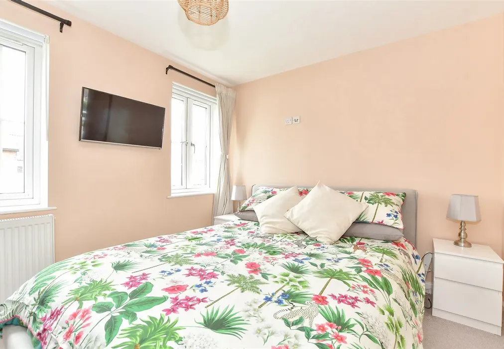 Bedroom 1 - Shipbourne Road, Tonbridge, Kent - Wards of Kent