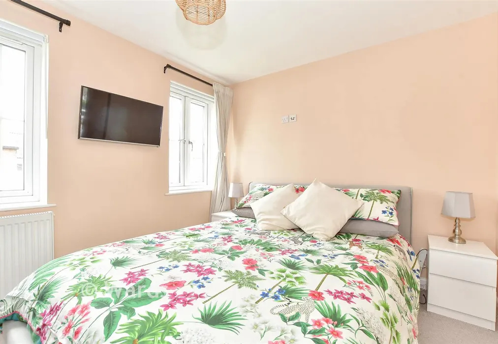 Bedroom 1 - Shipbourne Road, Tonbridge, Kent - Wards of Kent