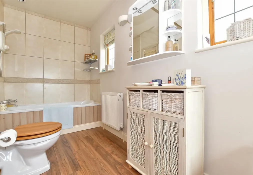 En-Suite Bathroom - Ashford Road, High Halden, Ashford, Kent - Wards of Kent