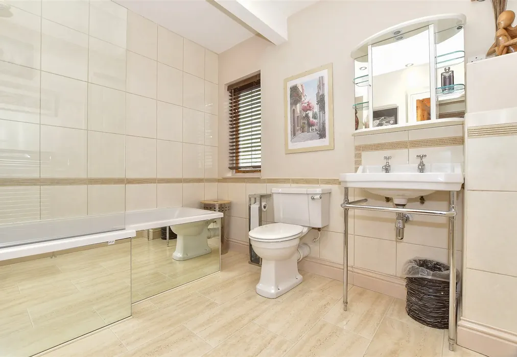 Bathroom - Ashford Road, High Halden, Ashford, Kent - Wards of Kent