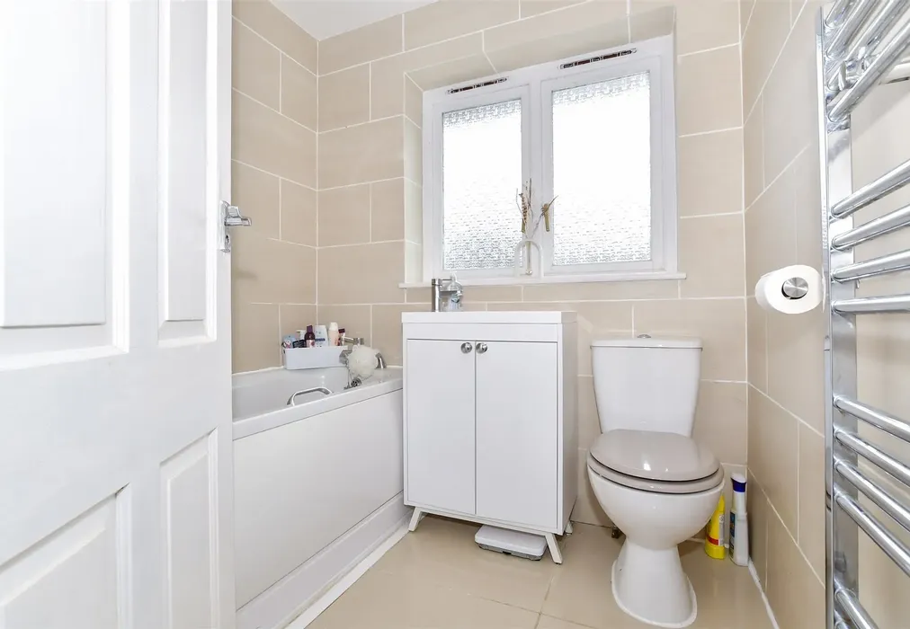 Bathroom - Mount Avenue, Yalding, Kent - Wards of Kent